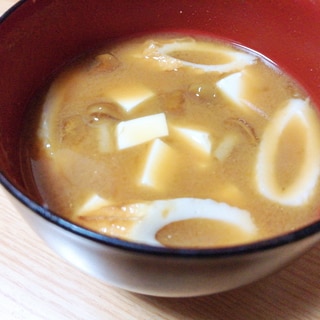 豆腐とちくわとなめこの味噌汁